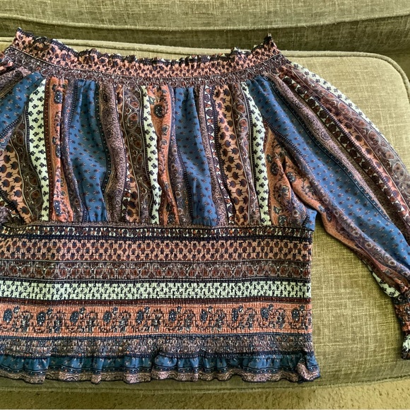 Women’s plus size off the shoulder blouse. - Picture 2 of 3